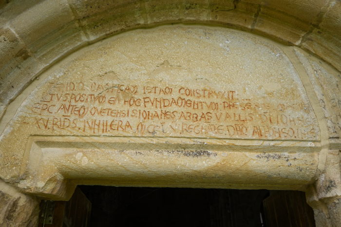 Fronton con inscripción de la portada de acceso a la iglesia del monasterio de Valdedios